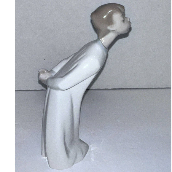 Vintage Lladro Boy In Nightgown Boy Kissing Figurine Spain #4869 - Retired - Picture 4 of 9